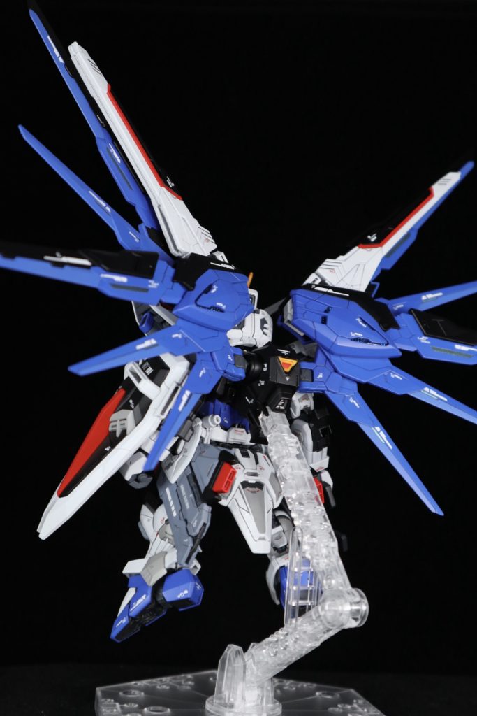 親の顔より見たかもしれないフリーダム。発表された時またかよ腕なげーなとか否定的な感情を抱きましたが作ってみると全然アリでした。デカいコンバージって感じですね。各部位に可動箇所があってどこがどう、何のために動くのか理解を深めてみました。公式画像より自分好みにかっこよく見せられるんじゃないかとおこがましいながらも思ってしまった…作り手によって全然別作品に見えるのはこういう理由かと合点承知の介。