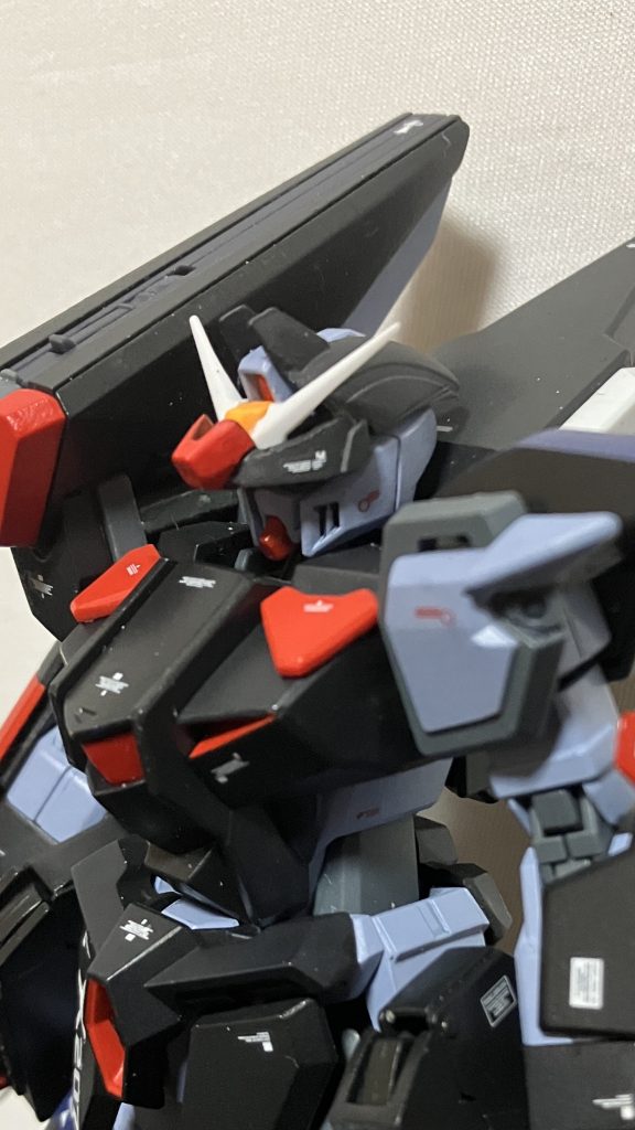 というのも頭部がデュエルまんまだと全身のマッチョ感に比べて寂しいので頭部も黒くなるようにパージ可能なヘルメットアーマーで黒みを補完※MGユニコーン用の頭部パーツをアンテナで挟み込むことで簡単に外れない状態※但し取付時は一旦デュエルのアンテナを外す必要あり