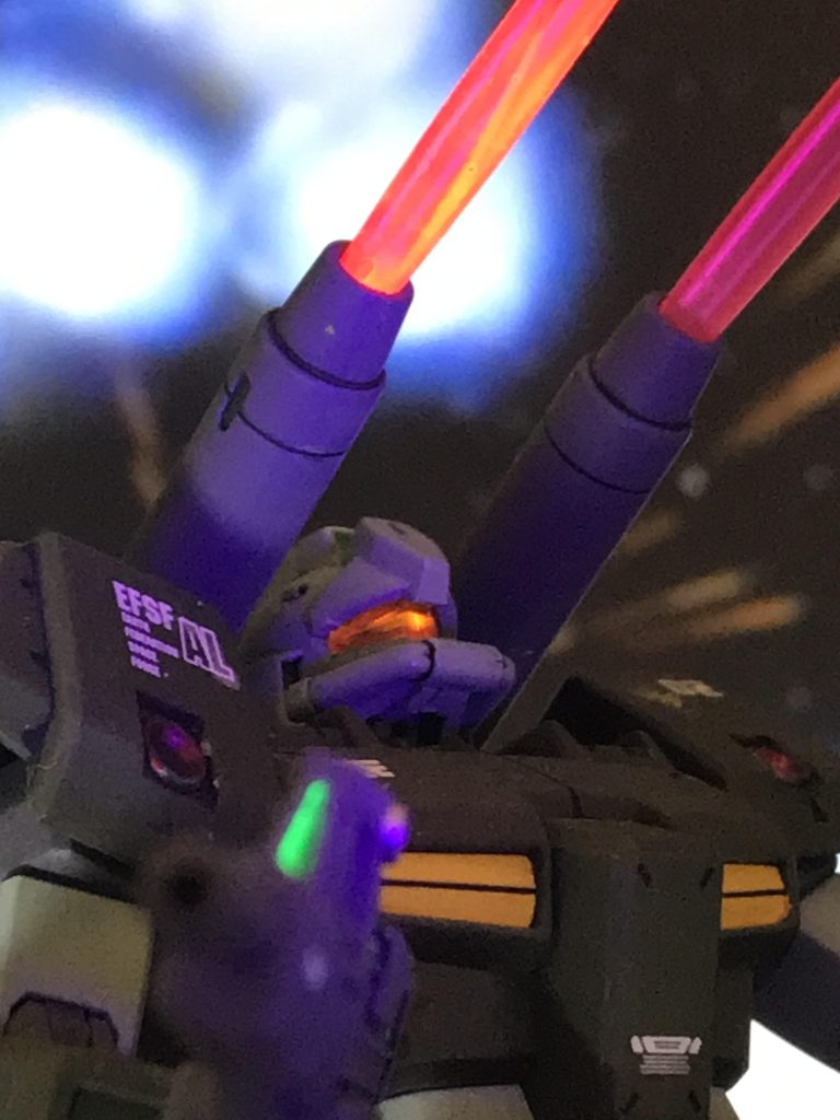 キース「ニナさんっ、もしやコロニーにっ？」ニナはガトーを止めるためにコアファイターで落下するコロニーへ向かう