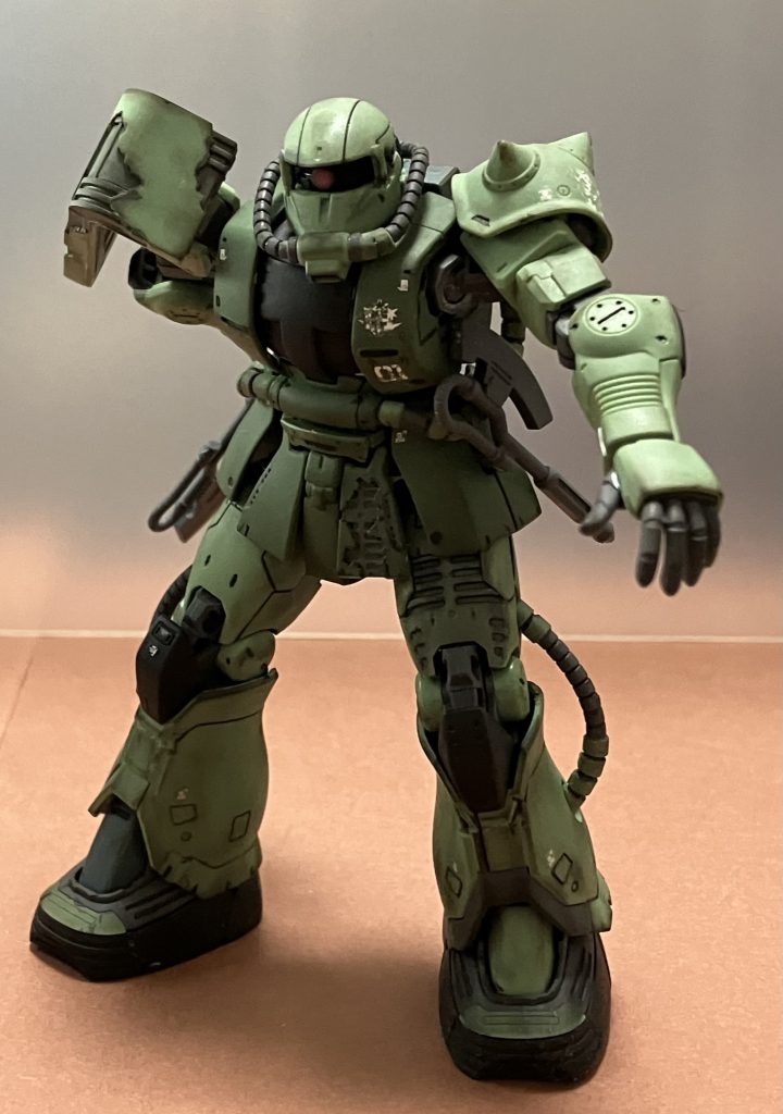 持っている武器を隠して対峙しているイメージです。