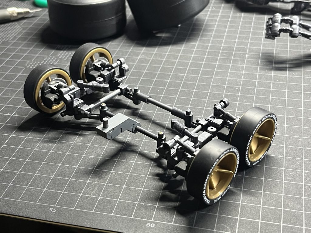 前輪×4はミニ四駆よりスーパーハード大径ローハイトタイヤ、後輪×2はタミヤ1/10ラジコンから流用しています。