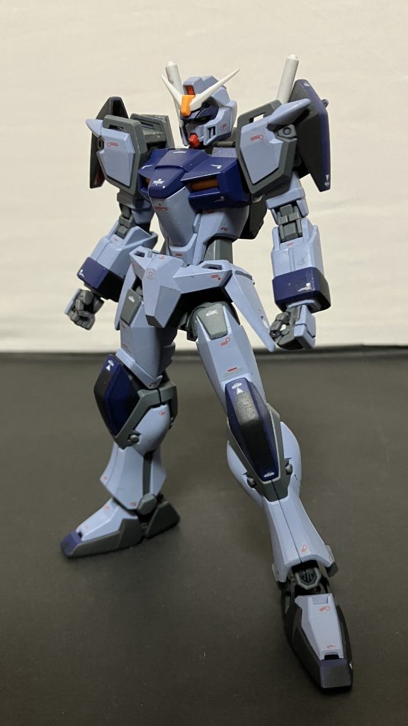 ブリッツアーマーをパージした後の中身のデュエルはせっかくなのでイザーク専用スラッシュザクの色味にも近づけつつもちゃんとデュエルに見えるように再再塗装結局このあたりの色合いに落ち着くことがよく分かりましたなお、肩と腕膝アーマーは角度を変えると青がチラりするように手首は後ろ前に反転すると青黒反転するようにしたので余剰無し