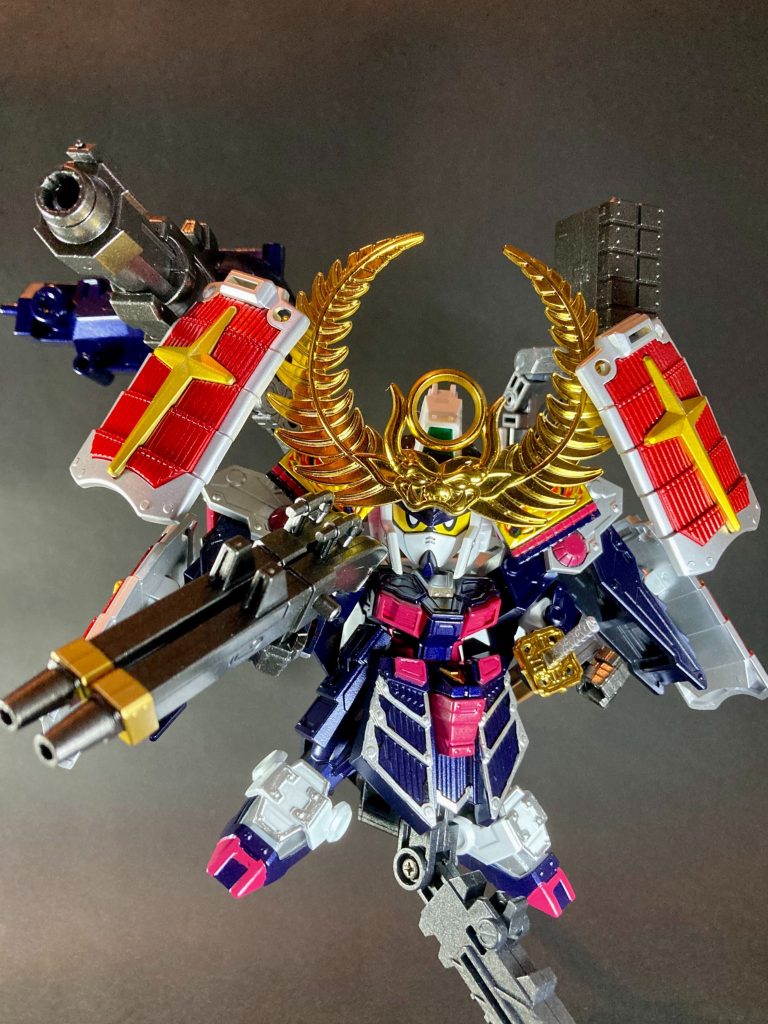----------------------------戦国大名・徳川家康をモチーフにSDWヒーローズ規格のオリジナル武将を製作しました。SDWヒーローズ輝羅鋼物語「78代目武者頑駄無」をベースキットに、SD戦国伝・武神降臨編「徳川家康頑駄無」より象徴的な歯朶前立兜と大太刀や軍配などのパーツを取り入れつつ、HG1/144「フルアーマー・ガンダム(GUNDAM THUNDERBOLT Ver.)」の背部大型バックパックやスラスター、「ボールデンアームアーズ」を用いた可動性アームと大型キャノン等を用いて演者MSであるサンダーボルト版フルアーマー・ガンダムの特徴を再現しました。
