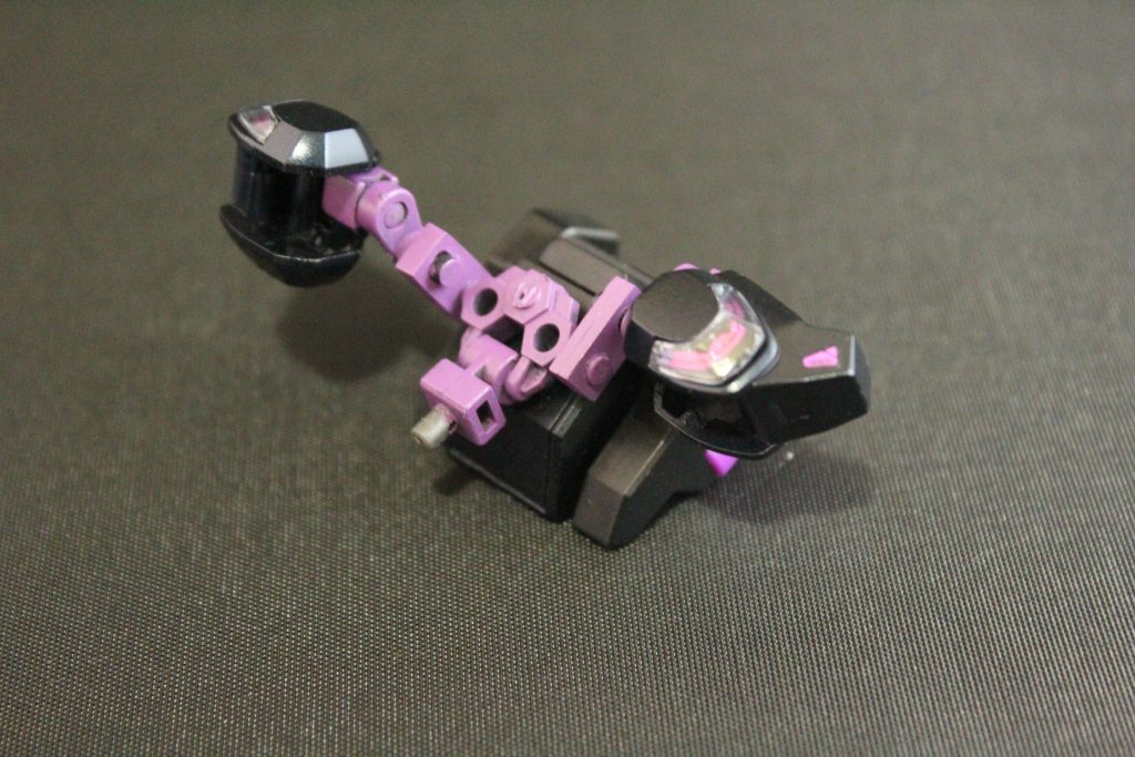 今までMS少女化する際は、肩アーマーは二の腕に挟んでいましたが、今回初めて、バックパックから伸ばしてみました【30MSやMGSの小部品を色々】