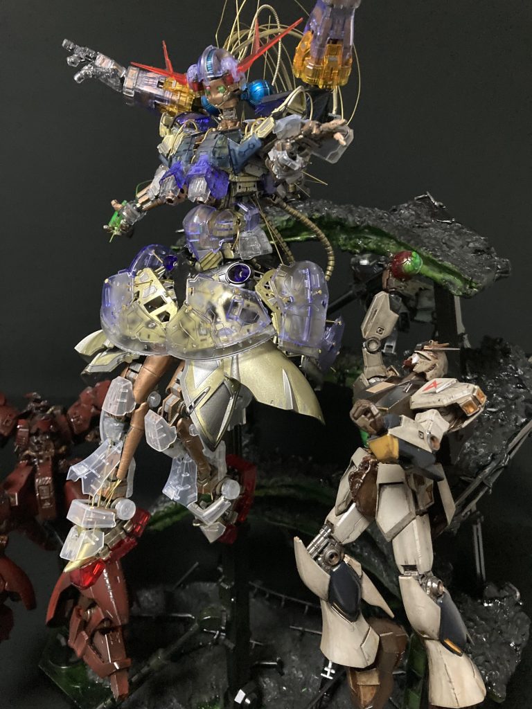 アクシズがグリーンに包まれた舞台に過去の分け隔て関係なくジオングとガンダムの機体がひとつになりパーフェクトな姿になったララァが彼らの前に降りたつイメージです。