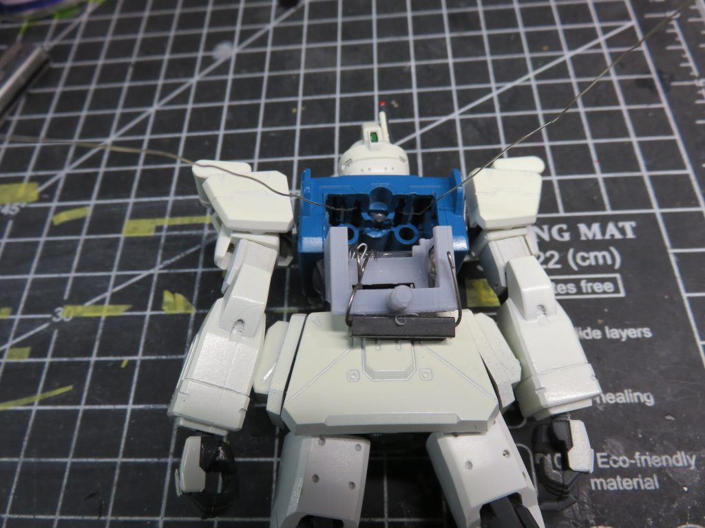 背中をくり抜いて電池ボックスを収め、バックパックで蓋をしています電池ボックスの下の黒いパーツがマグネットスイッチです