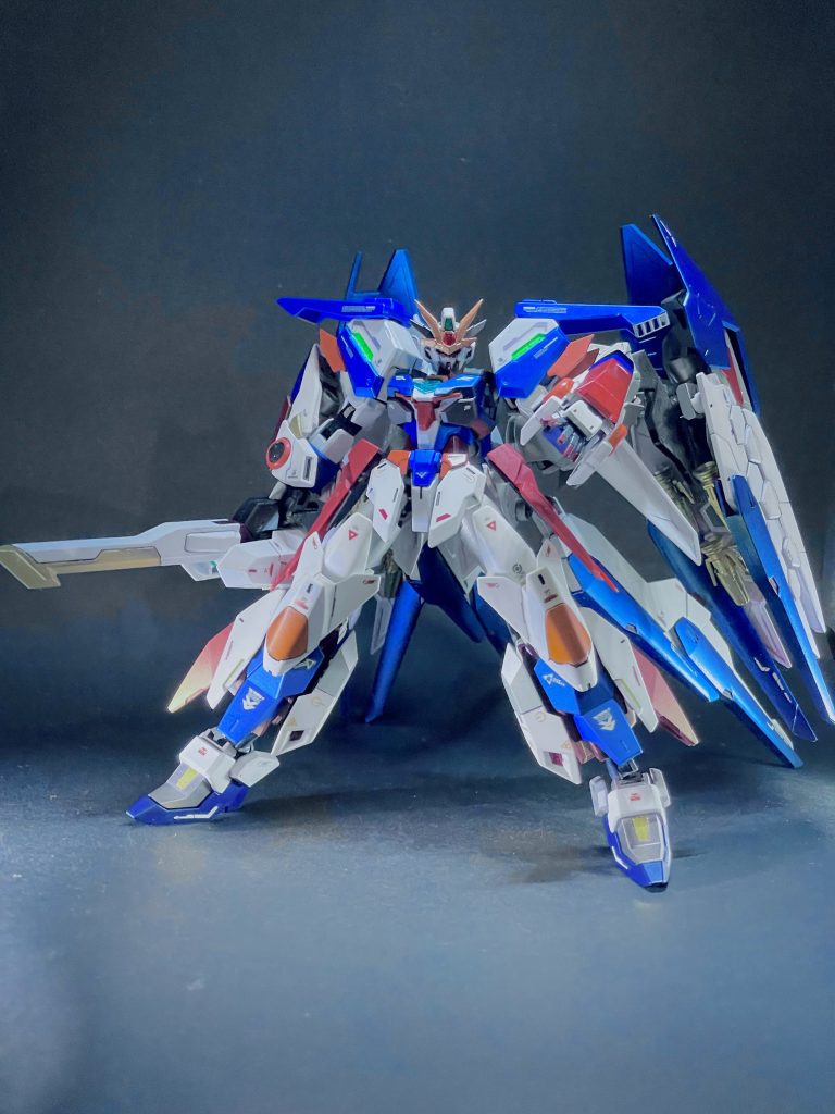 武器はアスモデウスの装備にユーラヴェンのバーニア?をミキシング。刀身分離時、アスモデウスでは有線だったものをバーニアでの単独移動を可能とし、ファンネルのように中距離攻撃ができるように。ドラグーンは8機搭載。ビット8機搭載。