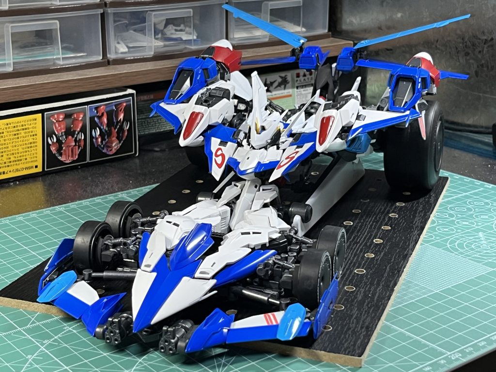 フロントビュー発表時サイバーフォーミュラみたいだ、と話題になりましたが、いざその方向性でもっていくと、自画自賛ながらとても良いフォルムにまとまっていると思います。