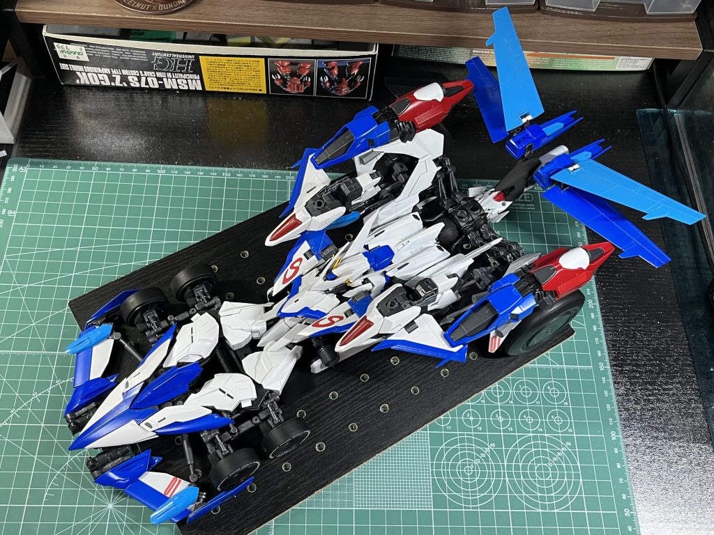 上からメインの使用パーツが分かりやすいと思います。ガンプラはMGガンダムエクリプス、MGマニューバストライカー、MGライジンストライカー、MGテスタメントガンダム、MGビルドストライク、MGアドヴァンスドジンクス、RE/100リントヴルム、HGキハールⅡ、HGドラッツェなど。他社製品からは、コトブキヤからラピッドレイダー、MSGジョイント類多数を使っています。