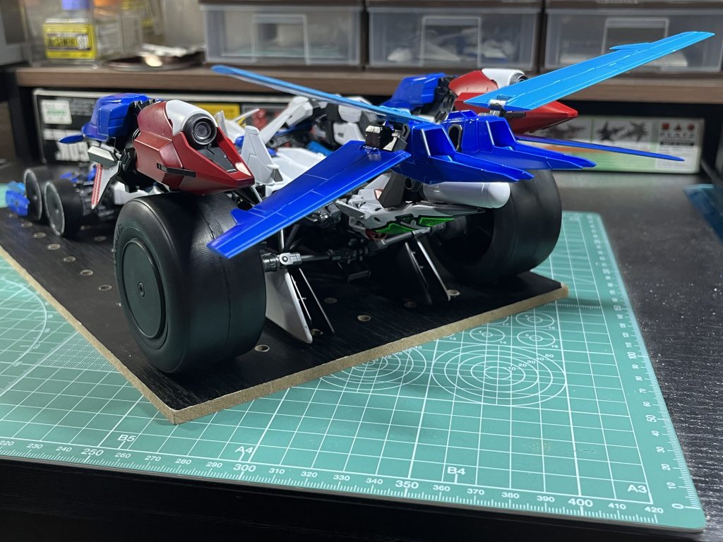 リアビュー正統派なフロントビューと比べて、空力パーツと足回りパーツが集中して過激なフォルムに。最後尾のマニューバストライカーを、上下逆さに装着している所がチャームポイントです。