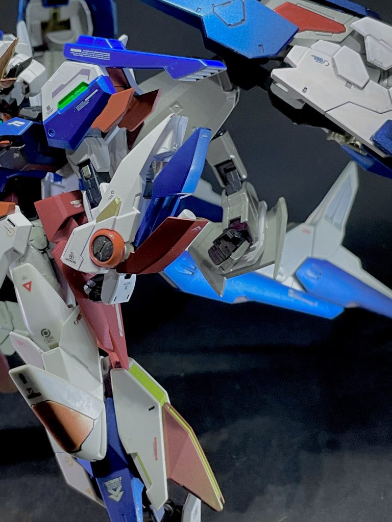 両腕部はブーストナックルとして展開し、ヒット時にビームサーベルの持ち手状の薬莢が飛ぶという設定。ちゃんと展開する