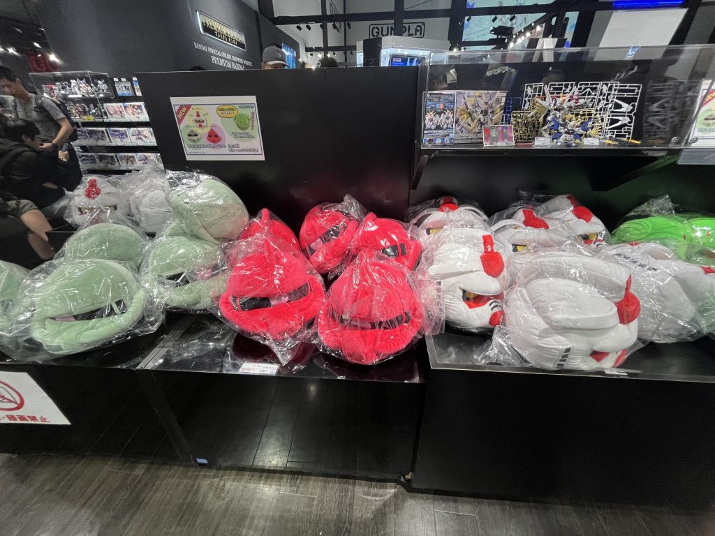 たまたま時間があってお台場に行ったらまさかの欲しかったパーツがすべてそろってそのまま何故か空いていたペインティングルームへGO٩( 'ω' )و大急ぎでパーツを切り離して直ぐに初めての塗装へ!初めてで何も知らなかった僕に優しいガンダムベースのお兄さんはたくさん塗装について教えてくれました🤲´-
