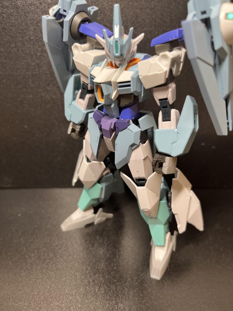 ヒロトのコアガンダムに搭載されたプラネッツシステムを改良してその場に対応した戦術をバックパック換装のみで取ることができる「NEOプラネッツシステム」、リクのダブルオーダイバーアークのアークドライブユニットの能力を改良し機動戦士ガンダム閃光のハサウェイに出てくるΞガンダムのビームバリアを模して「アークビームバリア」このアークビームバリアを使えば重力下での音速飛行が可能となる。この2つの能力を軸に完成したのが「イリニガンダム」だそしてイリニガンダムはこれまでにない汎用性を手に入れた