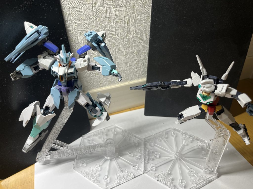 コアガンダムと模擬戦僕はどちらかと言うとガンプラは動かしてこそ!っていう人なのでイリニガンダムも遊んでる途中に腰のポリキャップが…とかもありました笑ですが今までプラモデルに触れてきて約10年以上…さすがに今回は予備パーツを用意しました笑全てを含めるとイリニガンダムと同じようなものが残り2つくらい作れるんですかね…オォ(*˙꒫˙* )