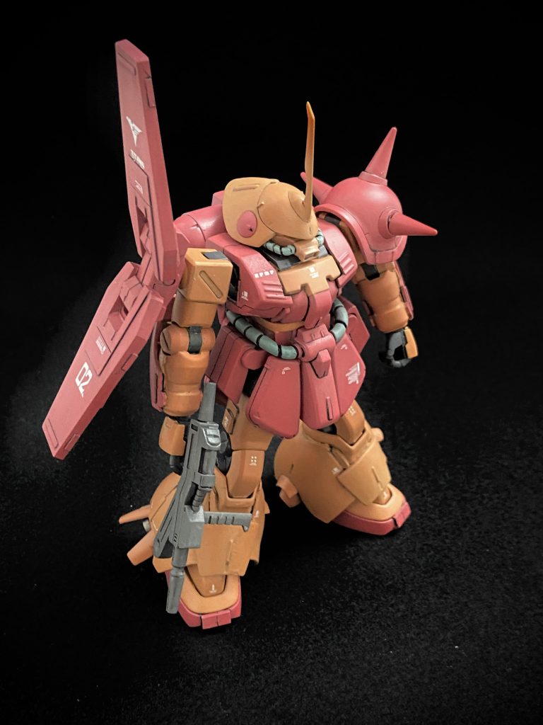 シールドの大きなティターンズマークと表記に対して、胸の申し訳程度のEFSF表記。ティターンズの自尊心と傲岸不遜な私兵の雰囲気の象徴のつもりです笑