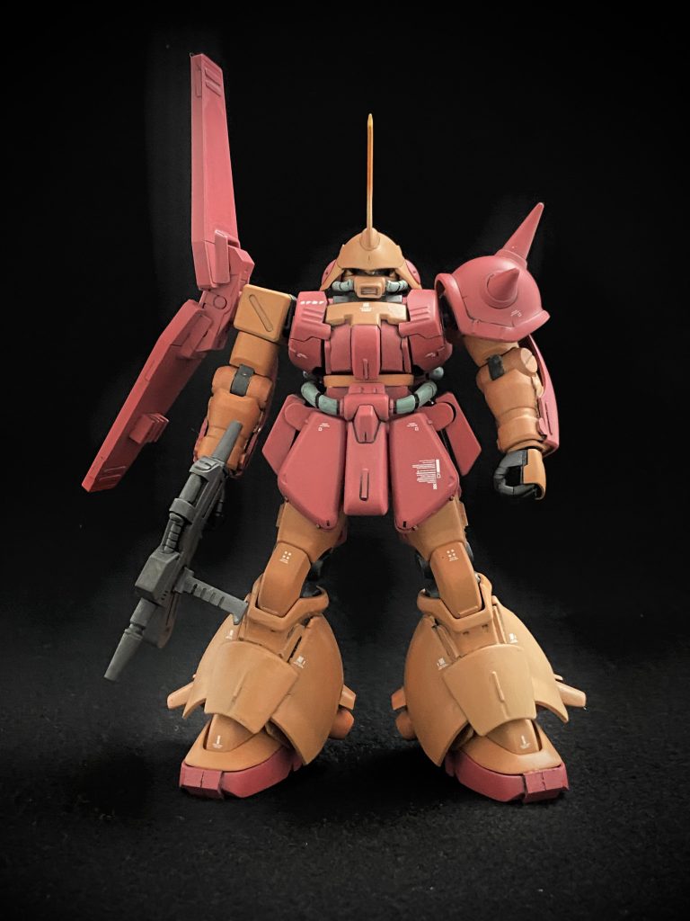 基本的にはF2にマラサイのパーツを被せる形で構成されています。ほとんどはパーツの干渉部分を削って接着するのみでしたが、胸部については両者の幅の差が大きかったので、マラサイの背中パーツを基礎として、F2の基部にノコギリを入れ細かく分解したものをプラ板で補強しながら組み込みました。