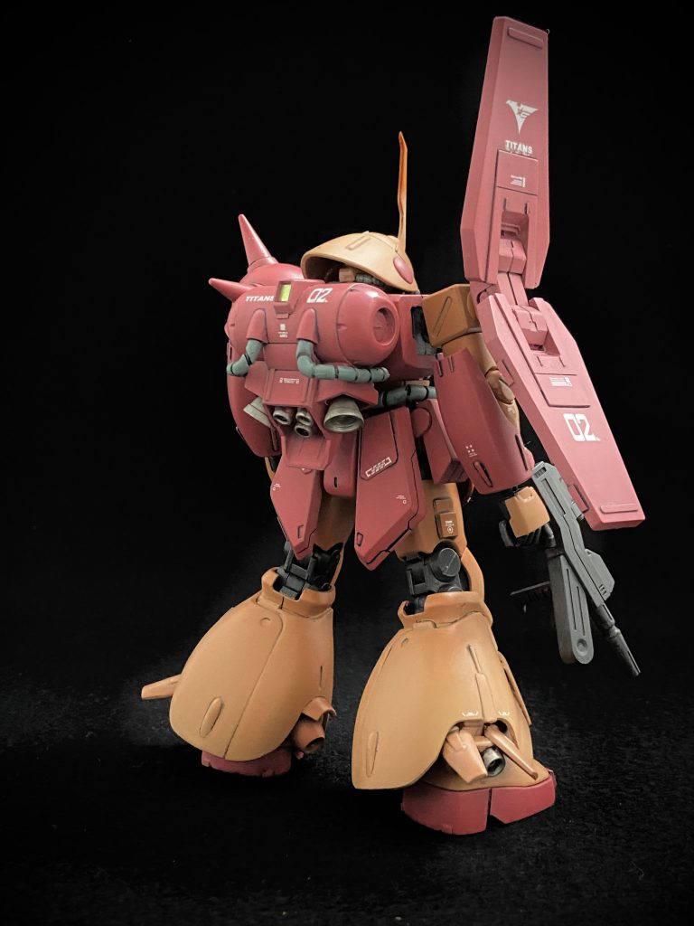 ディテール追加は大好きなのですが、ジオン系の流れをくむ機体は曲線的なイメージが重要と考えていますので、あまりパネルライン的なディテールは追加せず小さな凸ディテールの追加を行いました。