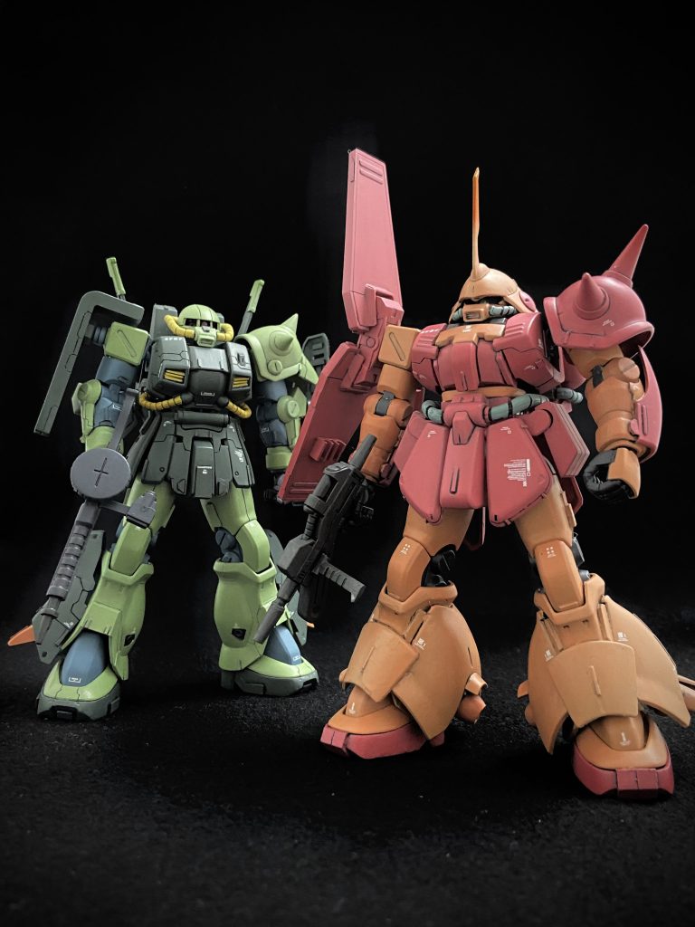 同じく鹵獲機の魔改造という脳内設定で作ったハイザックとの2ショットです。後発のはずのマラサイの部品がザクに先祖返りしているように見えますが……、これは個体差と捉えて頂けますと幸いです。ジムⅢにはジムⅡから改修された機体や、もしかするとジムやジム改から改修された機体もあるかも知れないという考察やそれに基づく作例は時々お目にかかると思います。こちらも同様に考えて頂ければ!