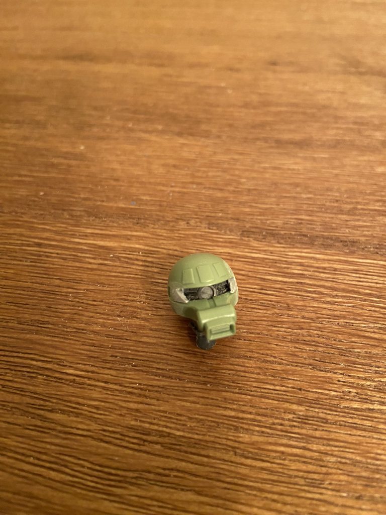 地味ですがモノアイ周りにも手を入れました。F2のモノアイ周りに対応するリング状の部品にレールっぽいディテールを追加し、またモノアイのある所は開口して円形のパーツと(この画像では付いていませんが)Hアイズを入れました。