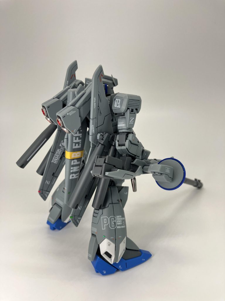 両腰部のビームキャノンの砲身はガンダムマーカーのヘビーガンメタリック、バーニアは同じくメッキシルバーとロイヤルメタレッド、ツインアイ周辺のセンサー、レドームのセンサー類はレジン液を塗布☺️冒頭のショットにもあるビームサーベルはリアルタッチマーカーで少しグラデーション、が❗️光源の下では思ったよりもムラが目立ちますね😅💦