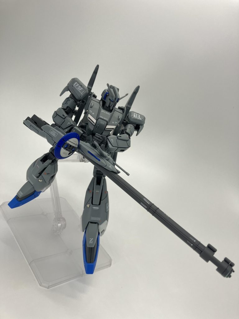 インパクト抜群のビームスマートガンですが両手持ちも可能🥰説明書通りで左手は逆手なんですね🙄