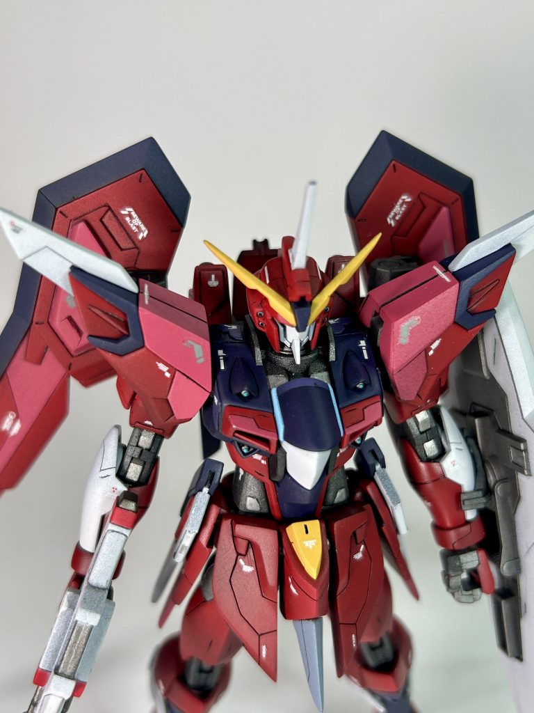 各パーツのエッジ出し、肩、ふくらはぎ、つま先、ウイングなどにプラ板を貼ってディテールアップ。