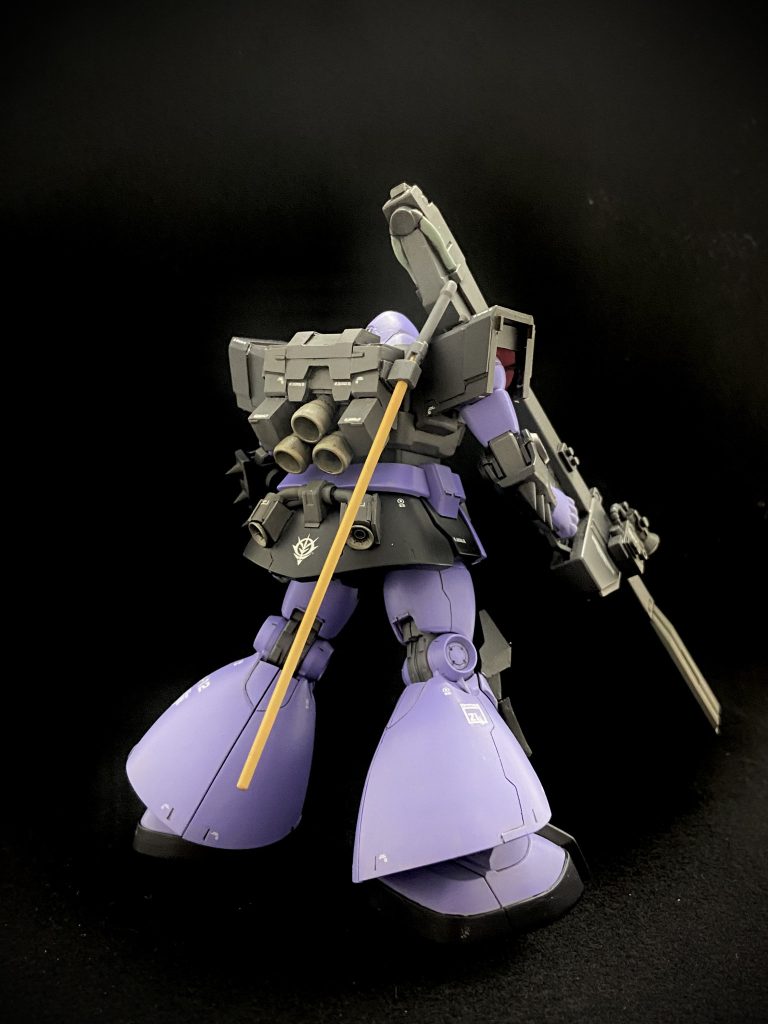 ヒートサーベルは設定上は腰背面に設置ですが、バックパックのスラスターで炙りそうな位置になるためバックパック右側面にマウントを設置しました。元々の設定画ではふくらはぎ〜裾にかけて追加バーニアがあるようでしたが、こちらはGFF準拠でドム同様の形にしています。