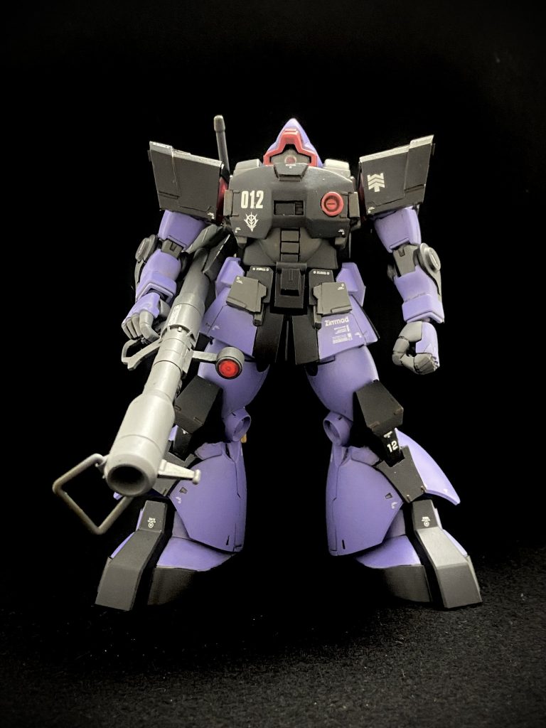 機体各部のドムとの相違点は、プラ板やパテで製作しました。また、プロポーション調整として、股関節の位置を低く・前方に移動し、足首関節は延長工作を行いました。