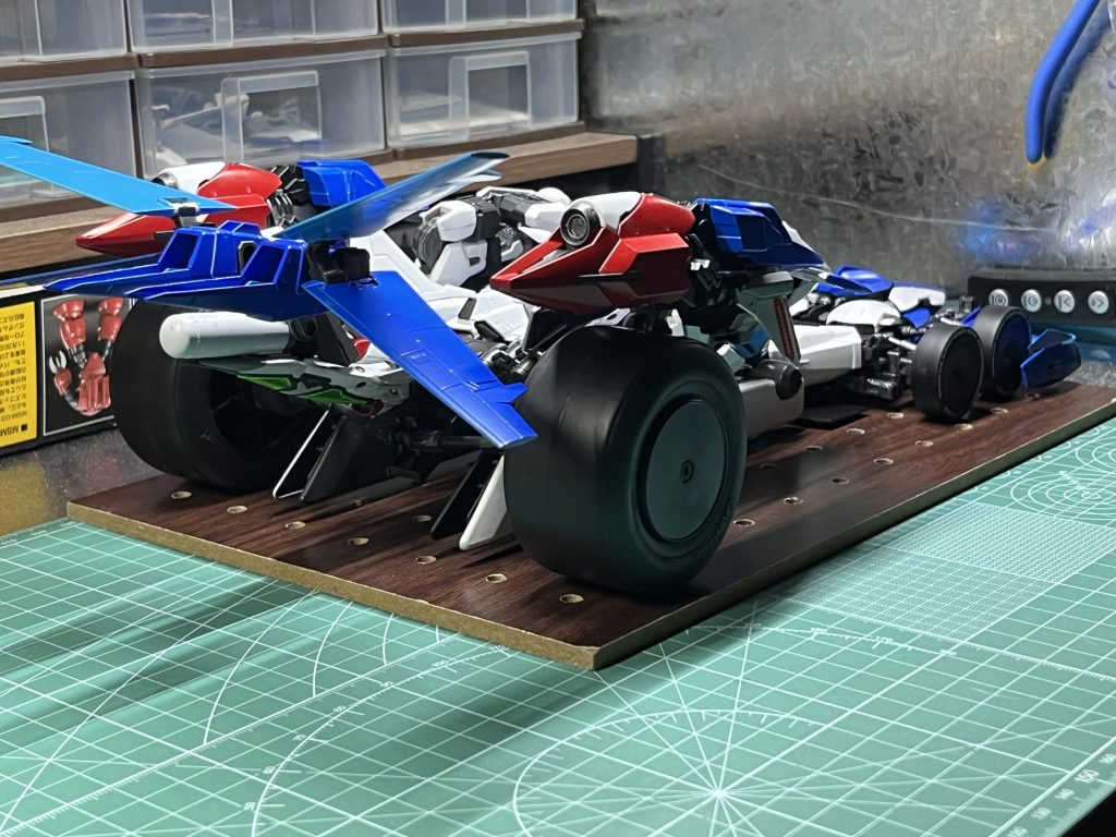 エクリプス本体は大幅に手を加えず、レーシングカーとして破綻しないフォルムにした上で、前後にウイングを追加して空力バランスを整えました。吸気、排気、ダウンフォースなども考え、あるべき所にあるべきものを持ってくるように時間をかけて構築しました。目標であった「6輪のみで接地」も達成出来るように補強もかなり行い、展示会などでの展示にも耐えれるようになりました。今回はロールアウトカラーとして、カーナンバー「01」とチームデカールである「SUGO」以外のデカールは無し。後々コーション、スポンサーデカールなどを貼ってリバリーエディションとして本完成とさせたいです。ちゃんと写真も撮りたいし…