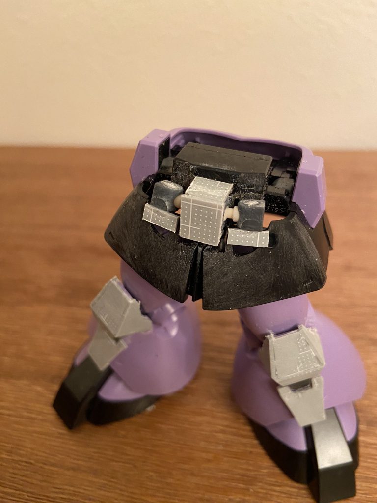 スカートアーマーの前面はドムとは形状が大きく変わる箇所の一つです。GFF準拠の形状とするため、ドムの接続方法は維持できなくなるので、本体との接続方法を作りかえています。