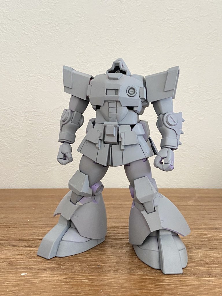 一通り工作を終え、大きな粗がないか確認するためサフを吹いた状態です。このあとディテールを追加し、足首も延長することになります。