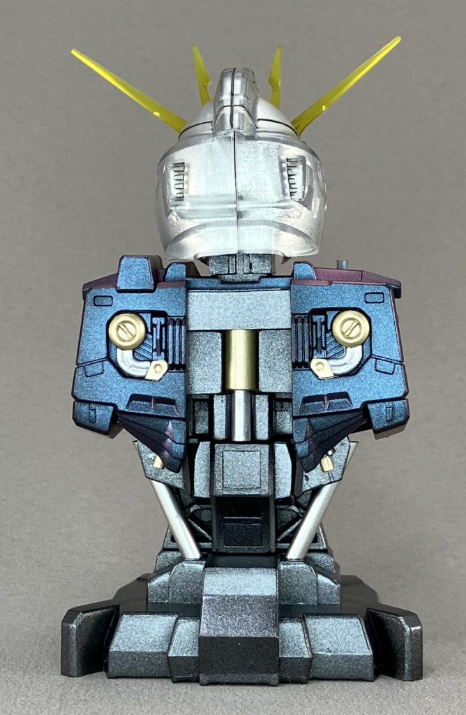 ・胴体は偏光塗料なので、角度で色が変わって見えます。