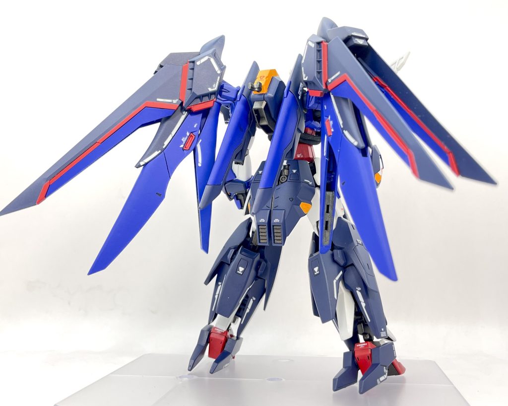 まずは前後の写真から制作にあたり設定として「ゼウスシルエットの原案の一部であり、近接戦に特化させた装備を搭載したデスティニーガンダムの強化プラン」として進めていきました。結果的に同時期に進められていたゼウスシルエットのコンセプトに吸収合併されたため実現することは無かった、といった感じです。重装型ということで機体のシルエットをボリュームアップさせると共に胴体を2mm程延し、加えてプロヴィデンスのような動力パイプを増設することで全体的にマッシブなイメージを持たせてみました。カラーリングはAGE-1フルグランサを参考にしました😁フルグランサのように強化装甲を外側から貼り付けたようなイメージです。ちなみにコヴェナントは「契約」という意味で、追加アーマーを一体化する形で纏う様子を契約の手順に見立てたことでこの名前を付けました。そして型番のCCは「接近戦(Close Combat)」の頭文字です。