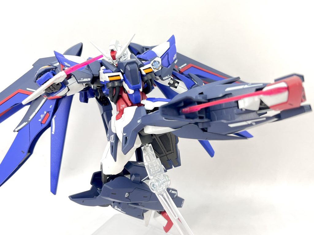 武装面は近接特化型ということで射撃武器は頭部に搭載された「MMI-GAU26 17.5mmCIWS」のみ。他の近接武装も「RQM60F フラッシュエッジ2ブーメラン」「MMI-X340パルマフィオキーナ掌部ビーム砲」に加え、イモータルジャスティスにも搭載された「MMI-S2M5/X カルキトラ ビーム重斬脚」を内蔵。そして後述するメイン武器の大型大剣「対艦大刀 クラレント」とかなり振り切った武装構成になってます。結局のところ近づいてぶん殴った方が強いし早いのです。色んなゲームでそれを知りました。ええ、本当に。