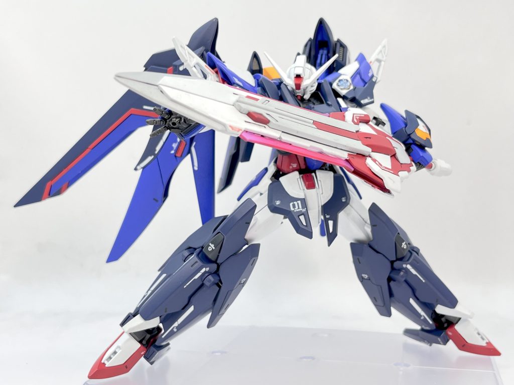 そしてオリジナルの大剣メインウェポンでもある「対艦大刀クラレント」デスティニーにデカい剣が似合わないわけねぇだろ!!ということでダブルオークアンタフルセイバーのGNソードIVフルセイバー、ダブルオースカイの大剣、名無し砲、ダブルオーの肩パーツを用いて制作しました(*^^*)アロンダイトビームソードを更に発展させ、出力と重量を増やすことで威力を増大させることを狙って提案された大型の大剣、という設定。名前、カラー共にFateシリーズに登場する円卓の騎士モードレッドが持つ聖剣クラレントをモチーフにしています。大剣のカラーは機体に合わせて青くしようかなとも考えていたのですが、上記のクラレントをやってみたかったのと、たまに機体のカラーとは反対色の武器を持っているMSやキャラを見かけることがあるので思い切って赤メインで塗装してみました😁