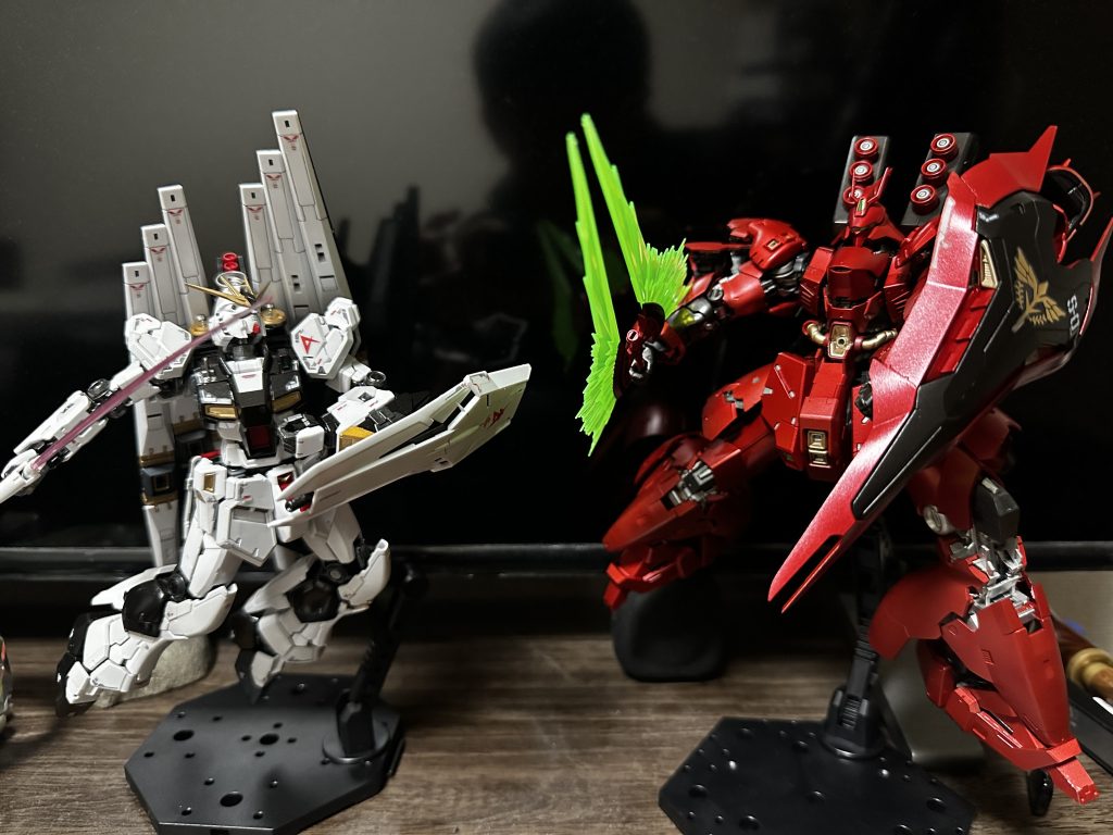 先に作ってたRGνガンダムと並べて撮影📸いつか原作の戦闘シーンを再現してみたいですね