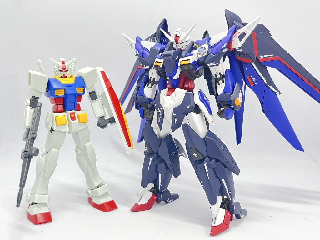 ちなみに比較用としてEG1/144のガンダムを並べてみるとこれぐらい全長に差が出ます。延長したのに加えてテルティウムの脚部、イモータルジャスティスの足先でハイヒール化も兼ねているためかな〜り大きくなってます。ウチのラスガンMk-IIIよりちょっと小さいぐらいの全長です。デカい(゜Д゜)デカく!ゴツく!!と思って制作していたので期待通りの結果になりました👍