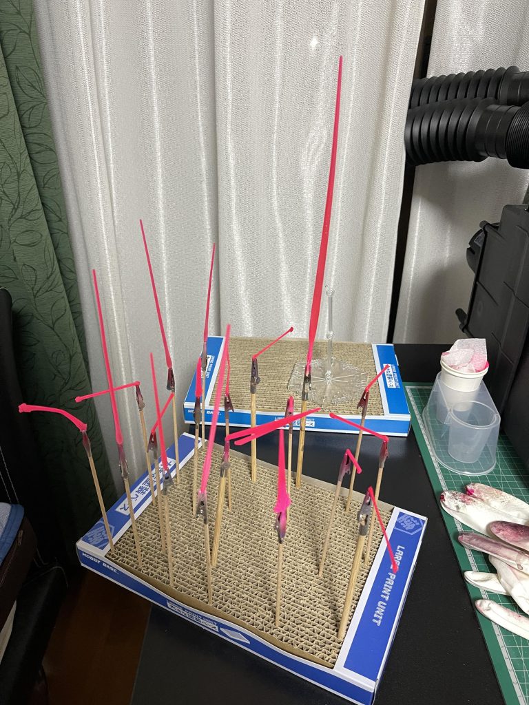 大量のビームサーベルたちです。全て白＋艶消しベースに蛍光ピンク（クリアーカラー）でグラデーション塗装しています。※写真じゃ分かりづらいです、すみません。