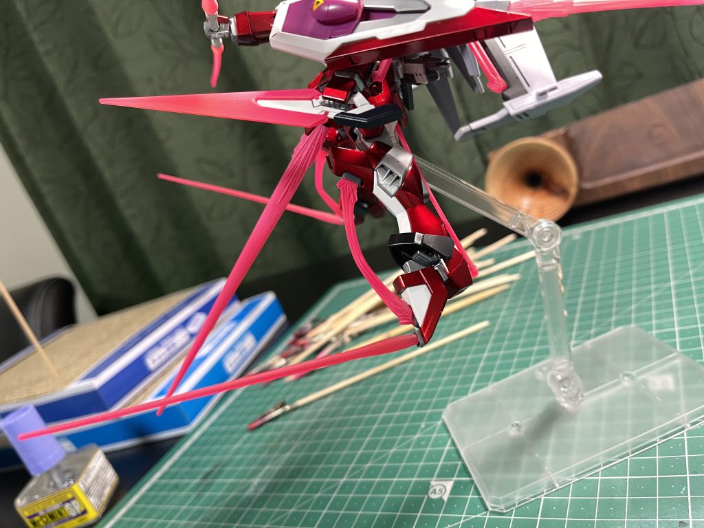 つま先だけでなく脚の後ろにもビームサーベルを追加。切り抜けからの踵落としで相手を圧倒するアスランを妄想しながら製作。