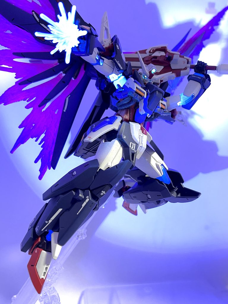 また劇場版のSEEDFREEDOMでデスティニーの関節が赤く光ったのに対してこちらは青く光らせるようにしました✨️👀青いデスティニーというのもなかなか乙なモノでしょう?