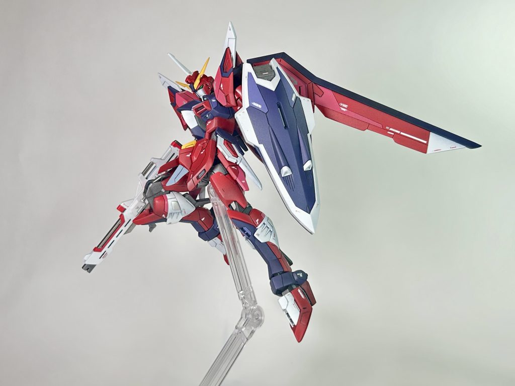 脚部はもともと延長ギミックがありますが、伸ばした時の特に正面からのシルエットが悪いので、股関節部分で左右に広げて、太ももも少し延長しヒロイックな姿勢が似合うようにしました。