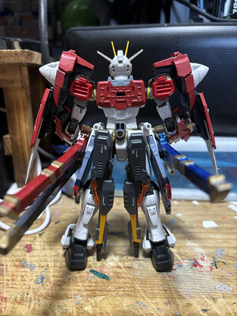 腰部に追加装備のジョイントを増設。未使用時のツインバスターライフルを取り付けられるようにしました。