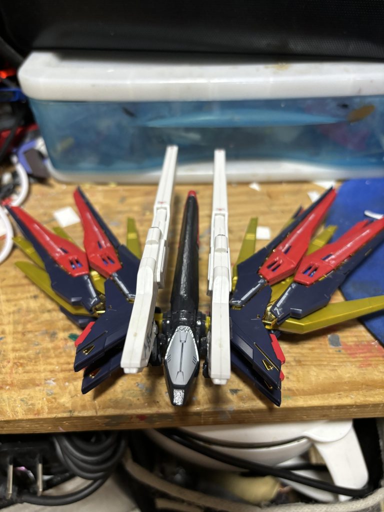 機動兵装ウイングとプラウドディフェンダーをミキシングしたプレシャスディフェンダー。ストライクフリーダムガンダムアマテラスがプレシャスディフェンダーを装備することでノーブルストライクフリーダムガンダムアマテラスへ。プレシャスとは「大切な」「貴重な」、ノーブルは「高潔な」「気高い」という意。