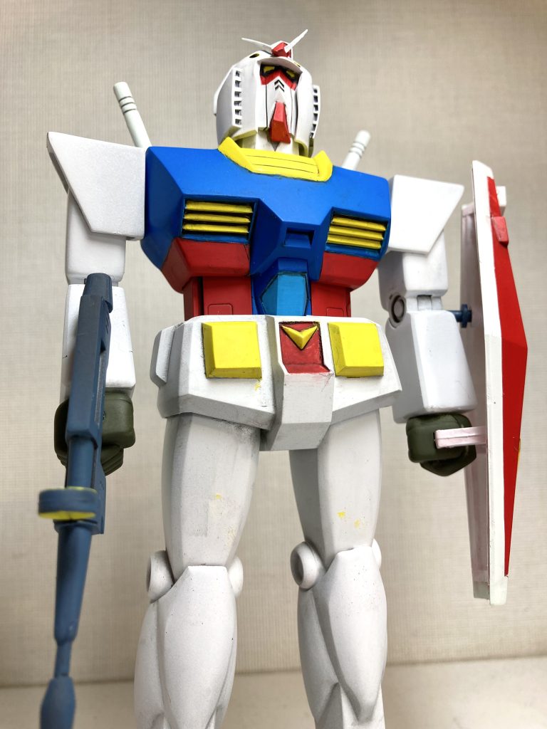 塗装は全てラッカーをイージーペインターでスプレーして仕上げました。色もアニメ準拠でシンプルに仕上げました。