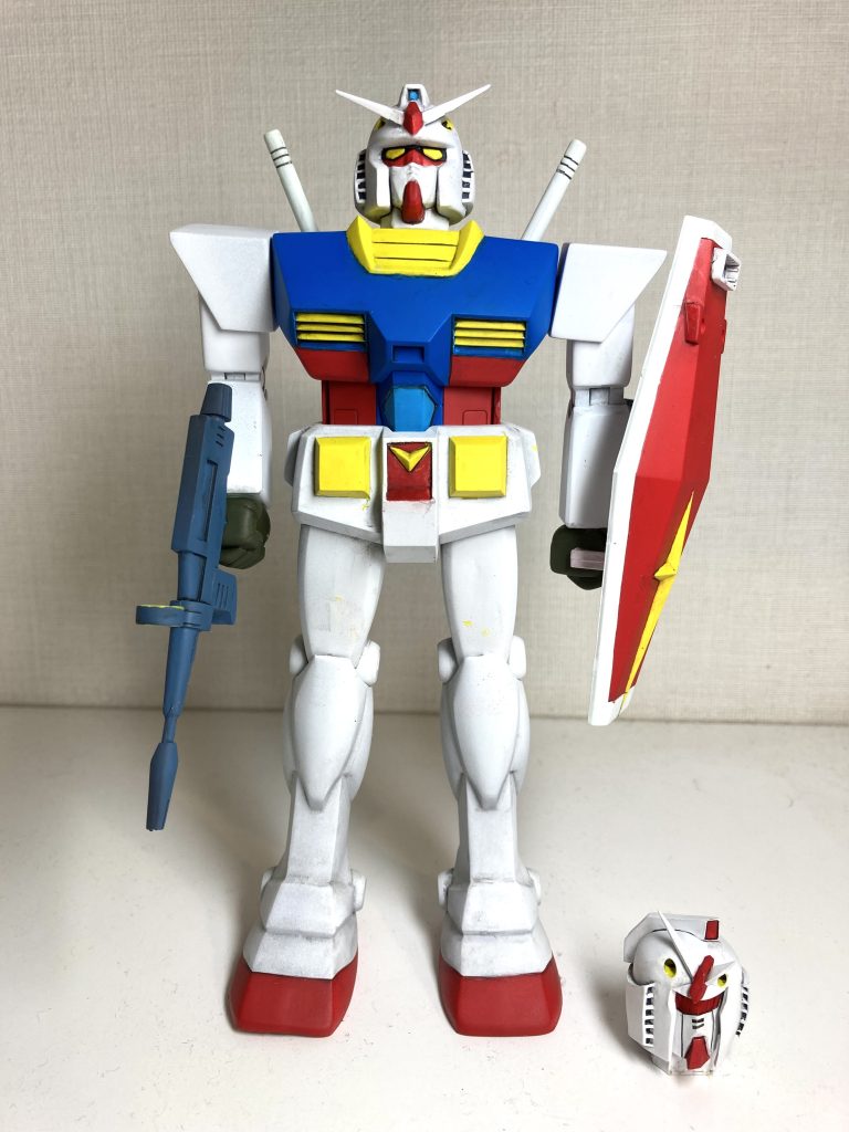 頭部はネオジム磁石で接続し、元キットの頭部と換装出来るようにしました。両肩もネオジム磁石接続にしています。ダイソーの直径6㎜/厚み3㎜のものが、サイズ及び保持力が手ごろで使いやすいです。