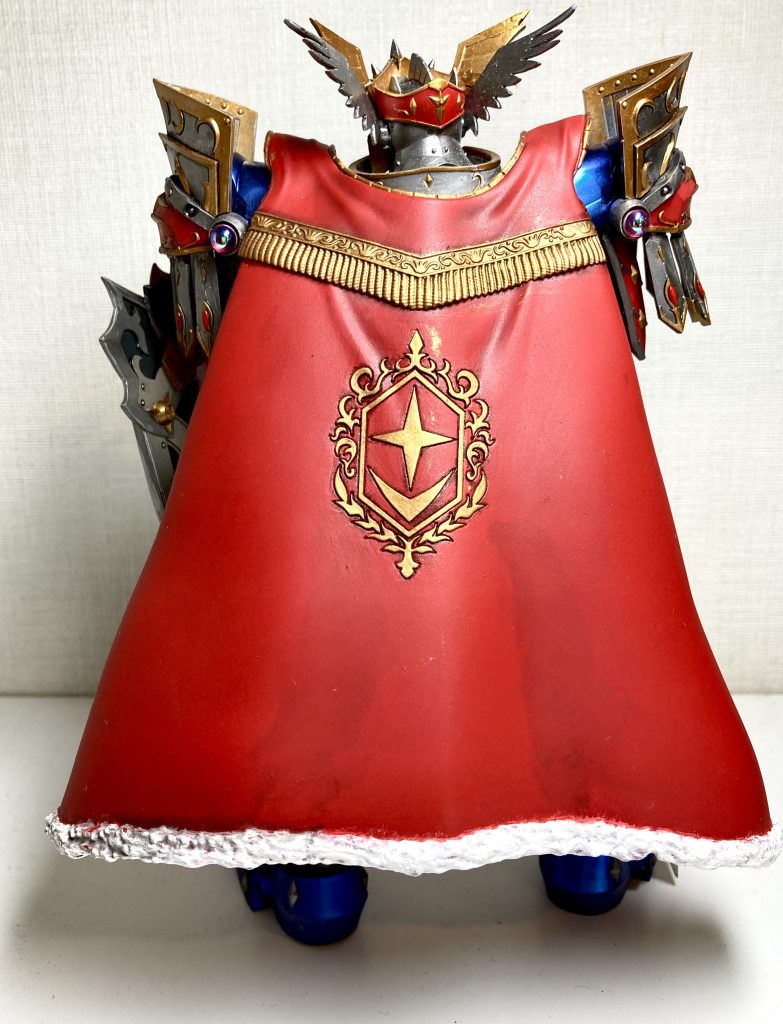 金と銀はシタデルカラーの筆塗りです。ベース、シェイド、レイヤーを重ね塗りすると雰囲気が出ますね。マスキングはしんどいので、塗ってはリタッチする、の繰り返しでした。最後にエナメルブラックで墨入れしています。