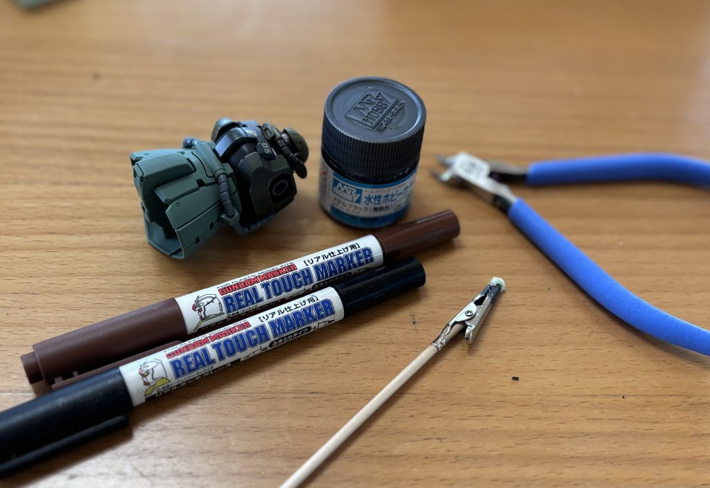 本体は写真の道具を使って汚しながら組み立てていきました。