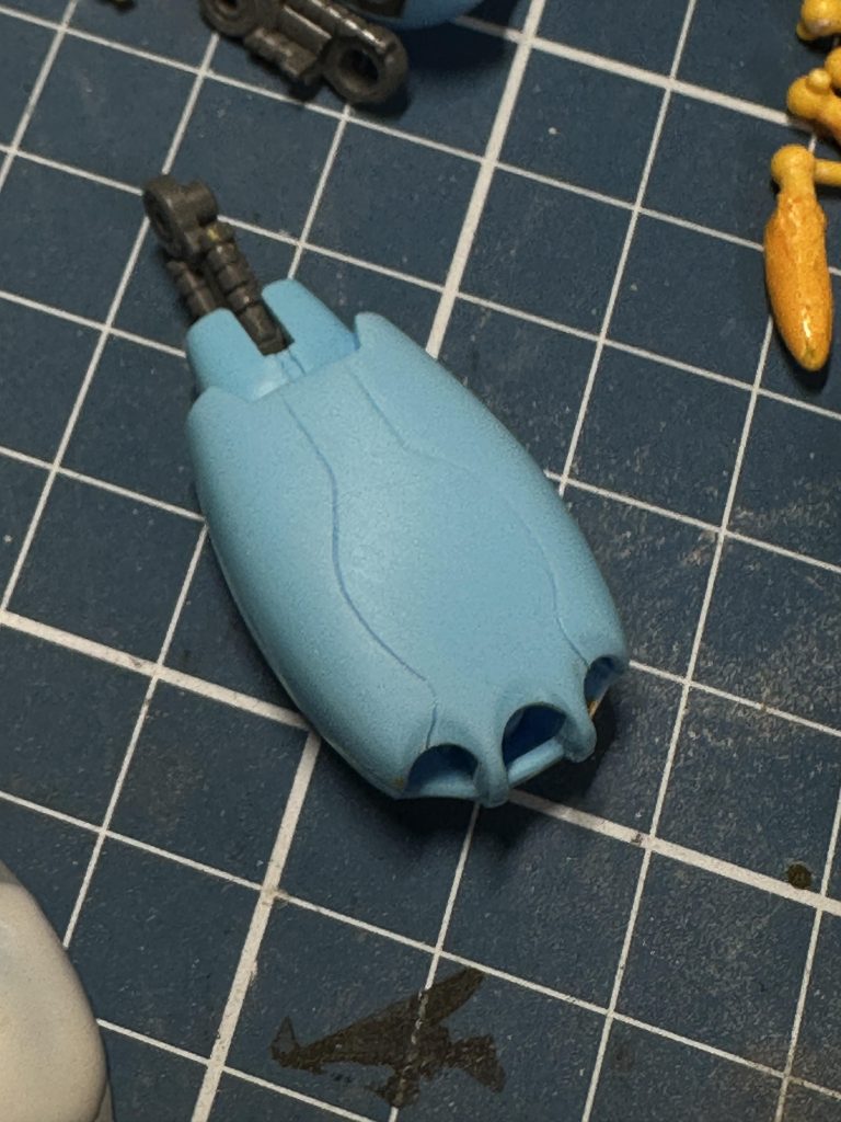 プラバンで型を取って、上着の模様と同じモールドを新造。