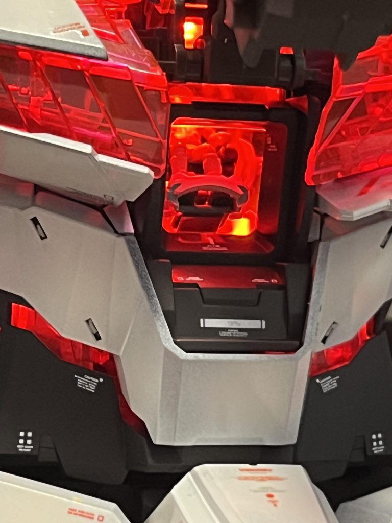 コックピットハッチ付近にもデカールを貼ってそれっぽくしてみました