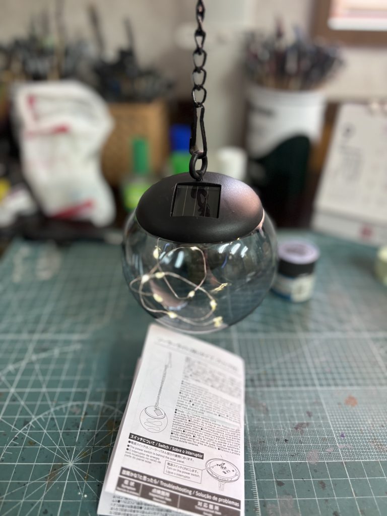 100円均一で写真の物を購入。太陽光で蓄電して、暗くなると光るタイプです。